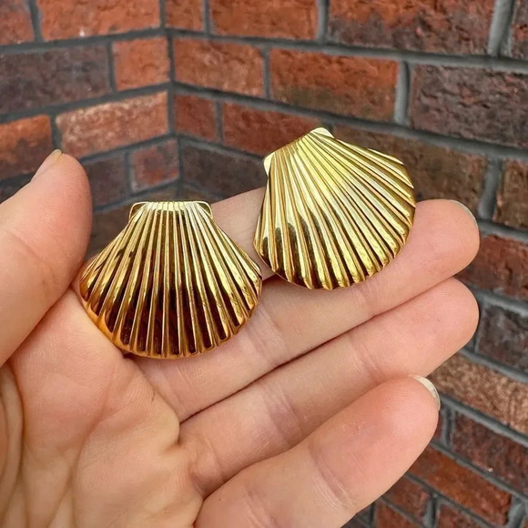 Seashell 18K Gold Stainless Steel Waterproof Earrings - Picture 17 of 17